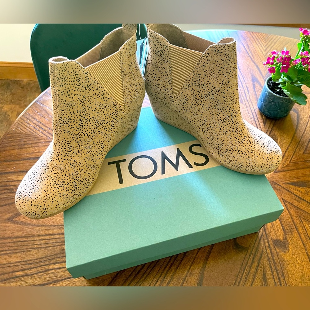 Tom’s suede Kelsey ankle boot wedge